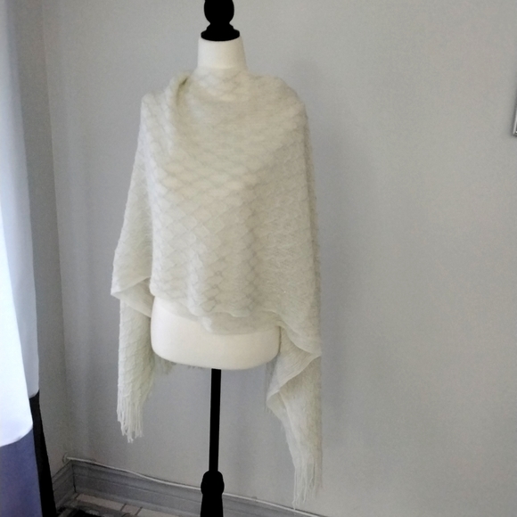 Cape shawl wrap in off white with metallic silver thread detail with fringe - Picture 5 of 7